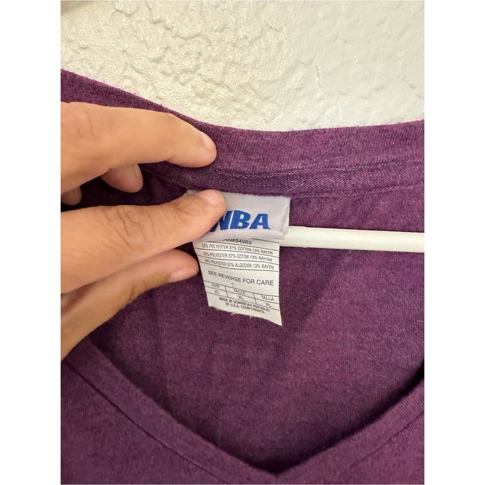 NBA Los Angeles Lakers T-Shirt Women XL Purple Excellent Distressed V-Neck Tee - Picture 4 of 6